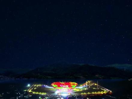 纯享版近30分钟烟花盛宴
超MAX版七彩祥云:一匹天马踏着七彩祥云赐福八方!#浏阳烟花 #天空剧院#七彩祥云奇观 #第一视角看烟花