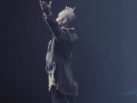 伴随着今天北京的暴雨 《弗兰肯斯坦》第一站首演圆满结束了 因为天气原因 原本今天下午的最后一场演出临时取消了 很遗憾 再次对准备前来观看的观众和亲朋好友说声抱歉 我从6月26号进入紧张的排练 时间紧任务重 尤其对于一个初次在舞台上出演话剧的舞蹈演员来说真的压力山大 好在我遇到了这么棒的剧组这么多优秀的同仁们 他们在排练的过程中给了我很多温暖 照顾 和鼓励 让我一点点的建立起自信 最终才敢于站在舞台上与大家见面 这一个月的时间我学习到了很多 也成长了很多 感谢李任导演耐心的指导我 让我懂得了很多戏里戏外有关于表演的知识 打开了我对于演员新的认知 感谢闫楠哥袁弘哥一直在不断的帮助我挖掘和塑造人物 将之前自己的经验和理解毫无保留的同我分享 感谢黄宏老师如同家人一样给我一个初来乍到的新人这般的温暖和鼓励 感谢亚彬姐的引荐和对我的认可 感谢制作方出品方对我的信任 感谢剧组台前幕后的所有演职人员给予我的关心和厚爱 还要感谢各位前来观看演出的观众朋友们及老师家人们 没有大家对我的支持我也不可能有勇气以另一种“身份”站在舞台上 我就像剧中饰演的“人形怪物”来到一个全新的世界 感受大家给我的爱和温暖 是你们让我学会了“站立”学会了“说话”学会了“思考”懂得了什么是“爱”……接下来这段时间我依旧会不断打磨琢磨《弗兰肯斯坦》和剧中的两个人物 解决自己的不足之处 希望在之后的巡演给大家带来更好的表演 未来我会继续努力认真的对待每一个角色和每一部作品 不辜负大家对我的期望 我想对自己说 只要是自己心中热爱的向往的就一定要努力去争取去实现 无论是不是自己擅长的领域或专业 这些学习和探索的经历都将会变成人生中最宝贵的财富 最后希望大家多保重 我们剧场再见
#弗兰肯斯坦中文版