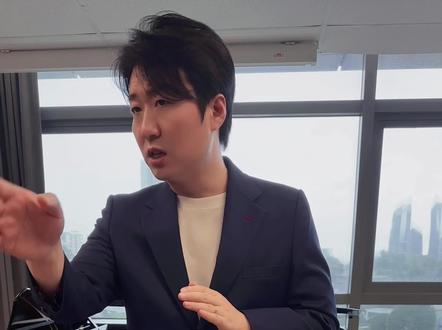 唱歌这样,上有哼下有叹,就是上有共鸣下有气息支持~这样才能让声音两头展开,摆脱喉咙~#声乐教学 #学唱歌 #声乐老师 #唱歌技巧 #美声 @抖音创作者中心 @DOU+小助手