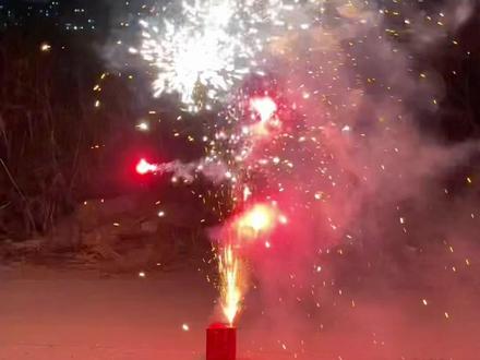 全网性价比最高的三分钟烟花,我替你们试了,整整放了三分钟以上,风实在有点大,希望不影响大家观感#三分钟 #烟花 #三分钟烟花 #中洲烟花 #寻找年味