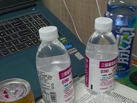 今天4.12日距离河南#中考 还有 71天
#邓州 #中考体育 加试预计4.16开始
给大家说写注意的东西
视频有点长,嫌长的直接看文案
当天吃饭 以清淡为主,太刺激的容易身体不适,多吃碳水化合物(馒头米饭面条)能迅速转化为糖类。维持身体需要。还有鸡蛋补充蛋白质,香蕉(提前一个小时)里含钾可以防止过量运动的抽筋
饮料的话,相当一部分是安慰剂,因为大家考试(心理)状态,都是很重视的,效果都比平时好,但是一些技巧类可能太过紧张会影响发挥(例如篮球足球绕桩)
红牛市面上鱼龙混杂,你买到的可能压根没有效果,需要提前适应下,身体不舒服就别拿了,考前少量多次喝。别大口干!
葡萄糖无论赛前赛后都是很好的能量补充来源,这个最建议带着的。
可以准备一两块士力架主要成分是糖,可以顶饿,也能补充能量。
装备的话 一个是要轻量 所以跑鞋比篮球鞋更合适,一个是不影响肢体摆动,太近的不行。宽松的风阻大。建议是速干衣速干短裤(怕尴尬,里面穿那种运动紧身裤)#实验考试 #备考