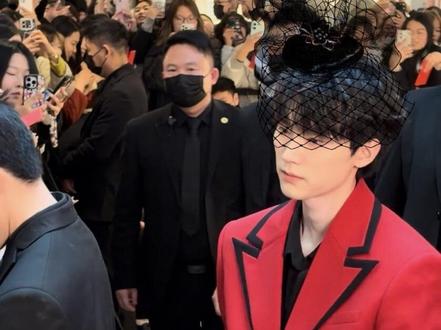 周翊然有点像婚礼发红包 南京线下发红包🧧红包里是腾讯视频VIP卡,请大家看新剧《江湖夜雨十年灯》
#红包仪式感 #周翊然 #江湖夜雨十年灯