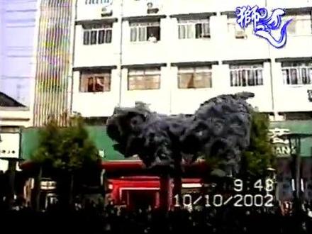 文车醒狮2002年,在湖北荆门演出。