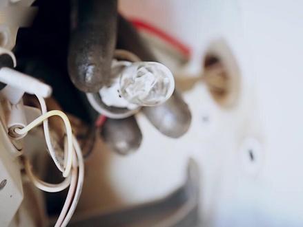 #汽车 汽车尾灯不亮了,不用去修理厂,自动动手更换方法非常简单