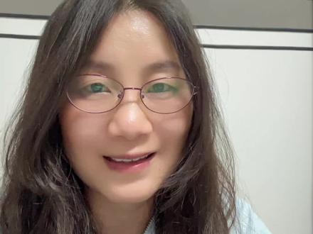 人到50岁,到底还该不该考虑再婚?
在相亲群里聊天才发现,原来身边有这么多离异或丧偶的中老年单身人士。尤其是女多男少的情况特别明显,市场上优秀的单身女士一抓一大把,却很难找到合适的另一半。结合大家的经历,我总结了几条实用经验,想再婚的朋友可以参考参考!
首先,年龄匹配很重要。找个和自己年纪相仿的老伴,不仅沟通起来没有代沟,身体状况也差不多。这个年纪再婚,说白了就是想找个知心人,一起吃吃饭、旅旅游,互相照应着过日子。要是年龄差太大,生活节奏、兴趣爱好都不一样,相处起来难免磕磕绊绊。
还有就是,千万别抱着"找长期饭票"的心态。有些姐妹总想着找个条件好的,惦记人家的房子、存款。但现实点说,这些财产人家大概率要留给自己孩子,毕竟你没参与过人家孩子的成长,凭什么分人家的家业?就算老头愿意给,人家子女也未必答应。与其做这个梦,不如早点清醒,踏踏实实找个真心对你好的人。
说到这,女人经济独立真的太重要了!有人可能会问:"我经济独立,还要嫁人干嘛?"其实图的就是那份陪伴。生病时有人嘘寒问暖,旅游时有人帮忙拎包拍照,这些细水长流的关怀才最珍贵。感情是相互的,只有彼此付出、相互依赖,才能走得长远。既能享受二人世界的温暖,又不给子女添麻烦,这不就是再婚的意义吗?
特别提醒,不建议找比自己大很多的男人。年纪大的,或多或少都有些慢性病,有些甚至已经当爷爷了。嫁过去搞不好要当后奶奶,天天照顾人,跟当护工有什么区别?要是图这份辛苦,还不如去外面当保姆,至少还有工资拿!而且年龄差距大,对方大概率会先走一步,到头来还是自己孤零零一个人。
当然,如果本身经济条件不错,有房有车有退休金,也可以选择不结婚,谈个恋爱享受二人世界就好。但要是真的想找个老伴共度余生,还是建议优先考虑年龄、条件相当的人。
以上都是大家的经验之谈,姐妹们觉得有道理吗?欢迎在评论区分享你的看法,咱们一起聊聊中老年再婚那些事儿!