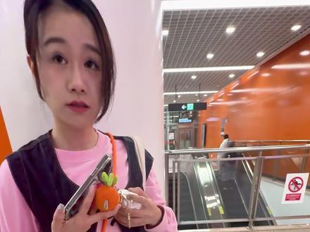 隔空喊话阿信:要活到100岁!打电话环节居然想打给..❤️ 🎤【街头偶遇走心五迷】
👉🏻"每次听《任意门》都会想起青春里那些说走就走的勇气"🚪
✨小姐姐红着眼眶说歌词像写给自己的故事
💌隔空向阿信喊话:"请一定要长命百岁唱到80岁!"
📞如果给重要的人打电话...她的答案让全场尖叫!
🔥快来围观最真实的追星女孩心声👉🏻
💬【互动】你手机里单曲循环的五月天是哪首?评论区交出你的TOP1!🎵 #五月天 #五迷 #任意门#五月天好好好想见到你 #演唱会