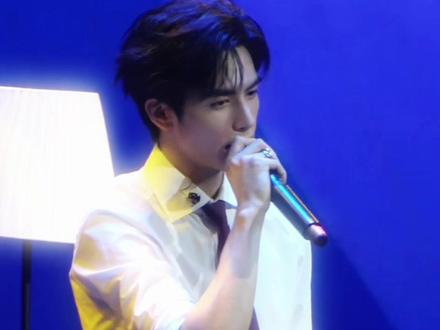 谁懂这个白衬衫紧紧包裹肌肉的感觉🤩 #宋威龙 #宋威龙十周年出道会 #宋威龙白衬衫男友感造型