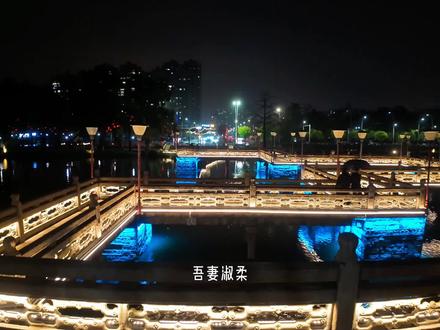 潮语电影《给阿嫲的情书》取景地 揭阳古城 哭的一塌糊涂啊!某天我弟给了我一张电影票,原来是这部电影!OK,去了广州中大附近的海珠万达影城看,全程都是眼睛湿润的,这间中细腻的情感描述,下南洋的历史,触动了我们这些年轻人!
今天居然来到《给阿嫲的情书》取景地—揭阳古城,翻新后的揭阳古城,真的好漂亮啊,足足可以在这里待一天的节奏,端午要来的朋友可以提前规划啦!如果要看夜景,就建议是下午时分来,待到晚上,夜景太美了,建议清空相机去!附近还有个金狮老爷,可以去拜拜😜老爷保号,保佑平安大赚顺!当你们在死磕潮州汕头的景区时,我已经二刷了揭阳古城,值得来,推荐了,《给阿嫲的情书》取景地揭阳古城!
⭐️阿嫲说:做人得有情义,无情无义的人不能交往!把电影推向了另一种高度,也让我受益匪浅!
🔥电影取景地——揭阳古城,古城翻新后,也成了潮汕地区旅游的必选之地!
☘️下南洋,近代中国三大移民潮之一,是广东人的一部移民血泪史!
#真实生活分享计划 #潮汕 #普宁 #潮汕人 #潮语电影