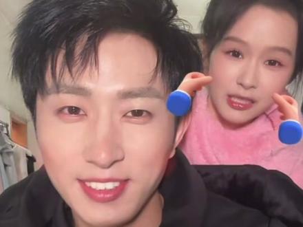 @王凯沐 哥你绝对是减肥界的嘴强王者!
还好@余茵 把你kuku吃给曝光啦~~~
明年这腹肌KPI估计又悬了,快想借口~~~
#王凯沐 #余茵 #直播录屏分享 #搞笑日常 #红糖姜汁