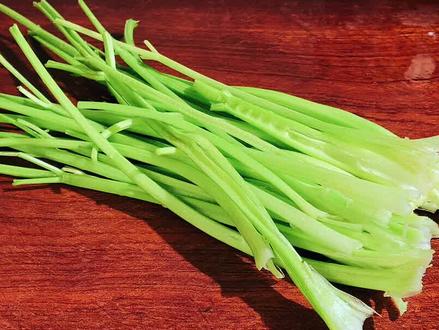 炒芹菜时要不要焯水?很多人做错了,总厨教你一招,芹菜鲜脆可口#家常菜 #跟着抖音学做菜 #美食