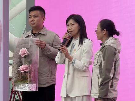 谁懂啊!这株跨越4000公里的月季,藏着敬意与思念。
从云南昆明到新疆昭苏,一株名为“娇龙”的月季,带着“若为热爱,便所向披靡”的花语,奔赴贺娇龙用生命守护的土地。更让人动容的是,它的形象由昆明植物研究所研究员级工程师曾孝濂老师亲手绘制,笔墨间满是对守护者的致敬与对花卉的珍视~
运输盒里藏着满满的心意:锡纸铺成雪山,苔藓化作绿洲,每一处细节都复刻着云疆山河的壮阔。
这不是普通的花,是农科院@蔡老师的玫瑰故事 历时两年半培育的国产新品种,是21000条命名建议里的民心所向,是曾孝濂老师笔墨加持的精神载体,更是两地人民跨越千里的深情联结。
昭苏的花台早已备好,各族群众盼着这株花带来的力量。
以花香寄哀思,以花魂铭精神,贺娇龙的担当与热爱,会永远留在边疆的风里🌿
#娇龙月季 #曾孝濂绘娇龙 #云疆千里传情 #点赞云南 #真实生活分享