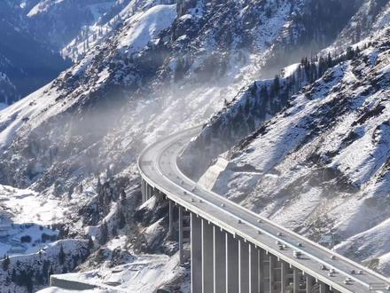 22公里横穿天山南北 开房车第一时间体验新疆乌尉高速全过程 2025年12月26日新疆乌尉高速通车#大家出行有大通 #乌尉高速 #天山胜利隧道 #霞客乐房车 #霞客乐星际H机甲牛