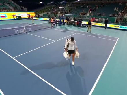 #WTA1000迈阿密站
#斯瓦泰克1:2里内特
#首战出局
#网球赛场
#丝袜输了