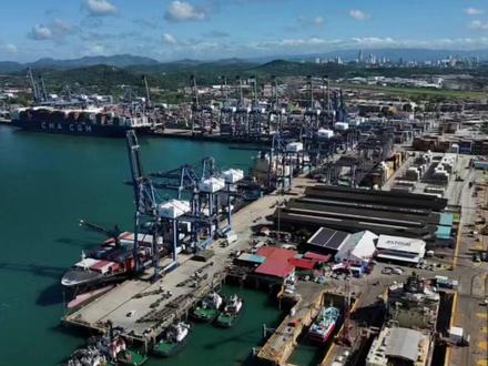 中国香港富豪李嘉诚家族控制的长江和记实业旗下公司运营的两个巴拿马港口在遭巴拿马最高法院裁定港口合同违宪,并取消有关合同后,巴拿马海事管理局表示,港口暂时由丹麦马士基集团(Maersk)的子公司接手。
巴拿马海事管理局称,委任马士基子公司临时管理涉港口合同违宪,港口持续开展港口作业,支撑全球物流链的核心服务将保持不间断运行。#李嘉诚 #巴拿马港口 #马士基