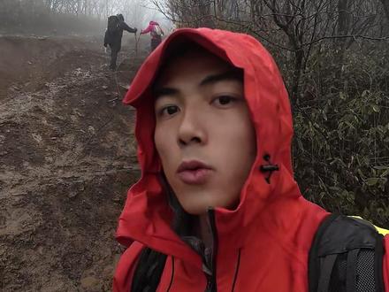 安吉龙王山,追雾凇失败版 天气预报显示小雪,结果跑过去下了一天的雨,结束下山回去了才开始下雪,可惜可惜
#龙王山雪景 #徒步 #雾凇美景 #爬山 #晴天户外