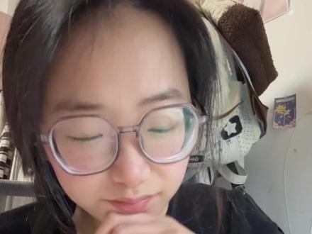 《大生意人》关于白依梅 全员女性上桌! 大生意人虽然是男频剧,难免有一些男频视角,但是仅就几位女性角色而已,我个人觉得里边的女性角色塑造的也很有特点,常玉儿的勇敢和爽朗,苏紫轩的野心与女性思想,晋大奶奶的通透与豁达,白依梅的善良与坚韧,等等还有很多小女性角色。
导演和编剧笔下没有因为男频剧而弱化每一个女性角色,反而每一个女性角色都有自己的高光,从来不是没有思想的提线木偶,也不是任何人的点缀和挂件。
没有对与错,我们从来都是在我们当下社会和时代的思想下去评判她们,我们没有资格也没有能力说谁好谁不好,我们站在那个时代又能否活的比他们精彩和真实.
#大生意人 #白依梅 #女性 #大生意人女性角色 #依成不变