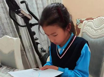 有没有和我一样四年级的小朋友啊,今天我来分享一下我做的折线统计图吧
步骤一、我们要明确我们的制图信息,比如我打算统计4月13日到4月23日内每天的气温变化,这十天气温”就是我们要统计的数据内容。
步骤二. 整理数据:这些数据通过记录等方式提前收集好,将这些数据有序排列,方便我们后续制图。
步骤三、绘制坐标轴。老师发了一张格子纸。1. 画横轴:在格子纸张下方位置,画一条水平直线作为横轴。在横轴上等距离地标出表示不同项目的刻度,像我统计的是十天的气温,就依次标注4月13日到4月22日。每个刻度间隔要均匀,确保数据分布合理。步骤四, 画纵轴:在纸张左侧画一条垂直直线作为纵轴。纵轴表示数据大小,要根据数据范围确定合适刻度。若气温在 20℃ - 30℃,可从 18℃开始,每隔 2℃画一个刻度,从下往上依次标注。步骤五是描点
,根据整理的数据,在坐标轴相应位置描点。例如四月13日最高气温 22℃,就在横轴“四月十三日”与纵轴“22℃”相交位置点一个小圆点,这个点代表这天的气温数据。每个数据都要准确描点,保证数据的精确性。步骤六、连线,用直尺把相邻的点依次连接起来,形成一条折线。连线要直,这样就能清晰地看到相关数据。步骤七、标注标题与数据,在统计图上方正中间位置,写上能概括统计内容的标题。标注数据:在每个点旁边,适当位置标注出对应的数据,方便查看具体数值。通过以上步骤,一幅完整的折线统计图就绘制完成啦。#今日份学习 #自律的孩子 #统计图制作方法 @抖音小助手 @DOU+小助手