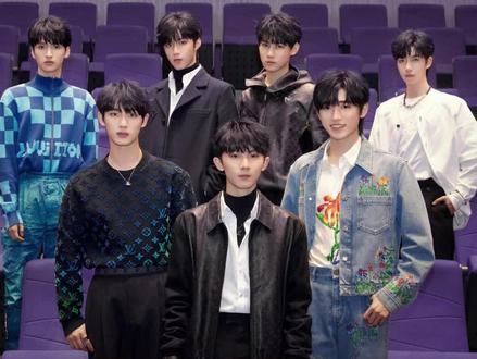 #时代峰峻 的工作人员多少有点油麦在身上😂#时代少年团
@抖音小助手 @DOU+小助手