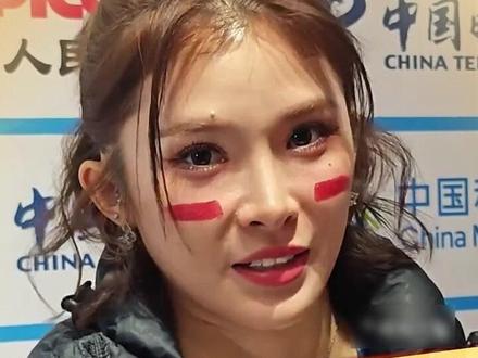 11月19日,全运会女子100米栏决赛,四川队吴艳妮12秒85获得亚军。赛后,吴艳妮称没有拿下冠军很失落,“现在挺想哭的,但是我不想在镜头面前哭。”她希望自己以坚持到底不放弃的样子,激励所有支持她的人。#十五运她力量 (来源:中国妇女报)