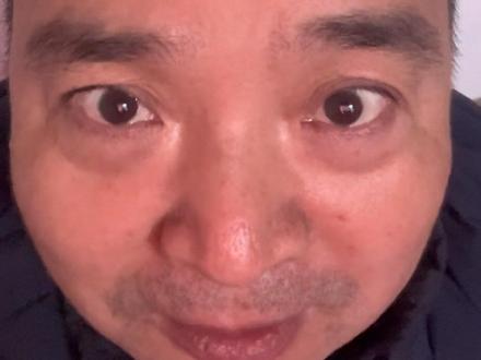 一、人形机器人(最核心主线,节前已抢跑)
风语筑(股票代码:603466):该企业全资控股松延动力,旗下机器人可直接登台表演;其凭借数字视觉与动作捕捉技术,深度参与相关项目。
嘉美包装(股票代码:002969):与追觅、魔法原子资本存在关联关系,是春晚机器人的“正主”企业,在春节前股价已出现异动。
天奇股份(股票代码:002009):与优必选合资开展物流机器人业务,且已有落地项目,在春节前股价已然涨停。
长盛轴承(股票代码:688188)、中大力德(股票代码:002896):作为宇树机器人核心零部件(轴承、减速器)的供应商,在去年春晚之后,股价大幅上涨。
绿的谐波(股票代码:688017):作为人形机器人谐波减速器领域的龙头企业,处于产业链的核心位置。