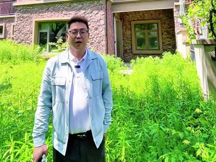 仙林湖以东,宝华别墅标志性小区——新湖仙林翠谷,小区一共分四期十三个街区,此房位于红枫街区,红枫街区是集中了其他街区的所有优点打造的街区,户型反正,院子宽敞开阔,出行方便,此房是在售房源中为数不多得南院子,欢迎咨询#新湖仙林翠谷 #宝华别墅 #宝华独栋别墅 #高性价比别墅 #现场实拍