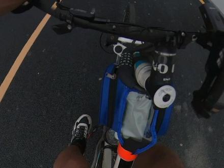 第一次骑环城绿道,骑行用时3小时50,总用时4小时30,各种涂装的桥梁映入眼帘,路边的桂花香沁人心脾,沿途的景色也美不胜收,期待下一次的成都之行#山地车 #天府绿道 #骑行vlog