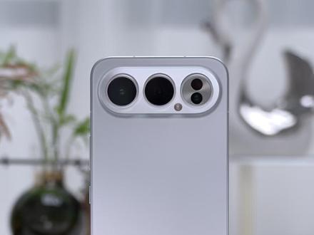 3000左右高性价比手机|最全实测来了! 最近在体验荣耀500 Pro,真的能感受到它在 3000 元档位把“越级”做到彻底的决心,如果你也在选购一台3000左右高性价比手机,那么它真的值得一看!
我这台月光银的质感太干净了,横置镜头不仅外观特别,竖握不挡手、横握更趁手,还让机身能塞下 8000mAh 的大电池,出门一天不焦虑。
影像也是超出预期的那种。2 亿像素的大底主摄拍夜景、逆光、人像都很稳,4K超清Live,提升照片质感,6种新增的实况胶片风格、破框而出Live、AI路人消除这些功能都特别好用,不需要会拍照,也能随手出片。
性能直接给到骁龙 8 Elite,游戏稳帧、后台不杀、弱网场景信号也能撑住。绿洲护眼屏和九大护眼技术,长时间用眼也很舒服。
再加上 YOYO 的升级,修图、整理信息、自动翻页全都能一句话解决。
想要一台3000左右高性价比手机,荣耀500 Pro真的值得放进候第一选名单!
#荣耀500Pro #荣耀500 #3000左右高性价比手机 #荣耀手机 #性价比手机