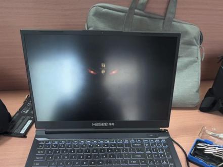 神舟战神笔记本需要更换电池朋友们,今天跟着我一起开整。#笔记本换电池 #笔记本换键盘 #笔记本换屏 #笔记本维修 #兴立电脑