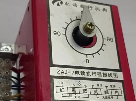 电动执行器防火阀常闭设置+工作原理教学 电动执行机构如何将防火阀设置常开闭状态?方法如下:
红线接零线(N)、黑线接中间继电器常开触点、蓝线接中间继电器常闭触点。
这是“阀门默认常闭”的标准接法。
逻辑对应关系
- 红线(零线):提供控制回路的公共零线。
- 蓝线(常闭):平时通电,阀门保持关闭状态。
- 黑线(常开):动作时通电,阀门执行开启动作。
这样接的实际效果
1. 断电/未动作时:
蓝线(常闭)导通 → 阀门保持关闭(默认常闭)。
2. 中间继电器跟随风机交流接触器同步动作:
中间继电器吸合 → 常闭断开、常开闭合
- 蓝线断电
- 黑线通电 → 阀门执行开启
3. 阀门开启到位后:
执行器内部限位断电,停止动作,同时反馈黄/绿线(常开)导通,通知中控。
关键提醒
- 红线必须接零线(N):这是执行器内部控制回路的公共端,接火线会直接短路烧板。
- 黑线/蓝线接火线:通过中间继电器触点控制通断,实现自动控制,逻辑正确。
- 反馈线(黄/绿/白):仅接消防模块,不可接电源,避免干扰控制回路。
#消防 #电工 #技术分享