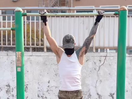 20次标准引体,质量比数量更能体现出水平。 #健身 #引体向上 #徒手健身