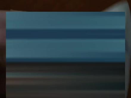 霉霉《Opalite》MV:彩蛋解码 解锁音乐版图新线索 这位「彩蛋大师」再度将细节隐喻玩到极致,90年代复古画面里的每一处巧思,都成为乐迷解码其音乐未来的关键密钥,全网掀起深度考据热潮。
MV中George Michael海报与《Faith》专辑的醒目出镜,直接指向采样经典的《Father Figure》,使其成为下一单发行的高概率候选;而「TV」书脊、复古视觉符号的暗藏,更是精准暗示首专Taylor Version或将在2026年6月正式上线,重录计划再添实锤。
更让乐迷沸腾的是摇滚线索的密集铺陈:「Pet Rock」的摇滚双关、Cactus仙人掌对经典摇滚乐队的致敬,搭配MV中复古摇滚的编曲底色,无一不指向其下一张专辑的摇滚曲风走向,音乐风格转型呼之欲出。
从个人情感的细腻隐喻到音乐版图的宏大铺垫,《Opalite》MV的彩蛋不仅是霉霉对粉丝的浪漫互动,更是其音乐创作的又一次超前布局,属于Taylor Swift的音乐新章,已然拉开序幕。
#taylorswift #蛋白石MV解析 #ts13 #蛋白石MV彩蛋#霉霉首专TV版