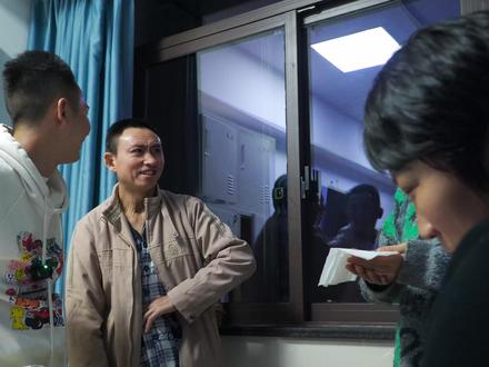 老丈人突发生病住院,担心丈母娘还很年轻,自己一定好好注意身体