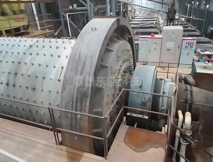 常压酸浸工艺流程是先将红土镍矿用球磨机磨细调制成稳定浓度的矿浆,用搅拌槽混合浆料,矿浆、硫酸和洗涤液在加热条件下按一定比例反应。浸出的镍溶解液用碳酸钙进行中和处理和过滤。得到的浸出液用沉淀剂进行镍沉淀。赣州东能科技专注生产矿山机械,有着丰富经验的技术人员,根据您的选厂特点、预算、物料本身的品位等,为您提供专业的选型指导,帮助您选择适合型号。依据实际需求为您量身设计专属的生产线。如果想深入了解生产线或配置方案及其他相关问题等,欢迎随时考察,我们将立即为您解决!#选矿生产线全套设备 #镍矿设备 #镍矿选矿设备 #镍矿选矿技术 #赣州东能科技#红土镍矿 #源头实力厂家 #全国发货欢迎合作 #源头工厂 #源头厂家直供 #专业的事交给专业的人