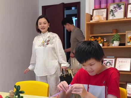 我撒了一个谎,只为成全24岁小羽的心愿,她眼睛看不清,但又不想拖累妈妈,拼尽全力认真地生活,真的打动我了…… #人间温暖 #善意的谎言 #治愈瞬间 #努力生活的人 #记录真实生活