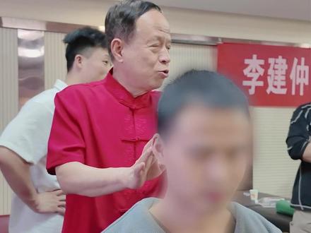 #颈椎 通督正脊术坐位推正法#中医推拿 #中医正骨