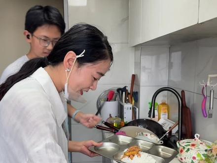 之前那条聊25元托管餐标贵不贵的视频,跑到800多万播放。评论吵成两派,有人觉得定价高,也有人说实在不贵。
实话跟大家说,托管餐核心看人数:孩子多,摊开成本才能有利润;一旦生源少,忙活半天,连买菜成本都兜不住。
做生意本来就是这样,平常心看待!