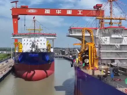 我国建造超大型挖泥船。