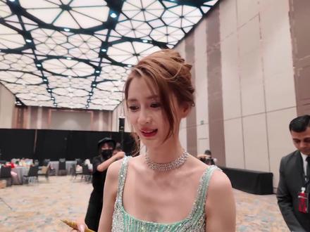 Angelababy晒庆生美照,仅跑男团一人公开送上祝福 Angelababy晒庆生照排面不及往年,仅跑男团一人送祝福,明星好友几乎全沉寂 #Angelababy #跑男 #明星生日 #娱乐评论大赏 #影娱年味不打烊