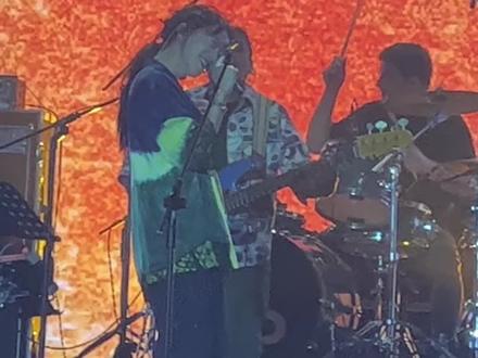 #窦靖童 #现场版live
橘子汽水~哈噜噜
Downtempo风格~管风琴、慵懒又空灵的人声合声、鼓点和贝斯,在炎热的夏日的海边夜晚听她哼唱,整个人放松到迷幻
封面来自她的微博