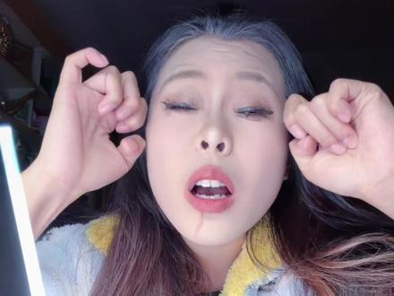 当‘沉浸式理疗仪’遇上化妆挑战,全程高能,表情管理彻底下线,这波是物理与美学的极限拉扯…哈哈!
#沉浸式化妆分享 #理疗仪挑战 #我的魅力不止一面