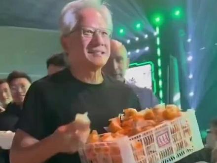 英伟达CEO黄仁勋在年会上给员工们发融安金桔!广西网友:不是我们吹,现在正是口感巅峰时段##广西水果自由 #融安金桔 #英伟达 #黄仁勋