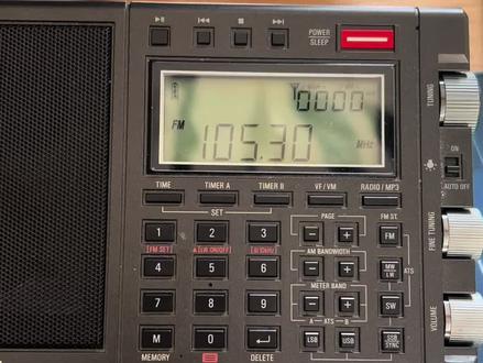 宝广音乐台FM105.3 ,宝鸡经济广播电台FM102.8昨夜凌晨12点半闭台,消失的不仅仅是电波,更是我们的青春回忆…
宝广音乐台于1999年8月9日正式开播,隶属于1958年就已成立的宝鸡人民广播电台。开播初期便确立全天18小时不间断播出模式,以“都市、时尚、品位、流行”为主旨,锁定20 - 55岁城市精英听众,还推出了《早安宝鸡》《音乐旅途》等代表性栏目,兼顾音乐欣赏与各类生活资讯。
2019年恰逢电台开播20周年,不仅推出相关栏目开展系列回顾活动,还在年末通过主持人集体向听众拜年等形式拉近与受众距离。同时此时电台已开启全媒体发展之路,借助广播宝鸡全媒体矩阵实现互联网同步广播和视频直播互动,打破了传统广播的收听地域限制。
2022年4月推出全新节目《听见105.3》,邀请宝鸡籍歌手、音乐人等录制祝贺音频。节目聚焦本土原创音乐推介与本土文化名人访谈,还计划举办户外音乐会、原创歌曲大赛等活动,让电台成为宣传宝鸡文化的重要载体。
截至2025年,电台进一步拓展收听渠道,听众除了通过FM105.3调频收听,还能借助喜马拉雅等主流音频平台,以及本地相关APP收听节目,像《诗书周秦》等节目通过直播加回播的方式,持续丰富着宝鸡市民的文化生活。#FM105.3 #宝广音乐台 #宝鸡电台 #宝鸡记忆 #宝鸡