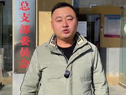 最近呢,有很多人都在说,农村的房子确权只剩2年了,没有确权的房子不能居住,宅基地也会被收回去,2年以后啊,也不能在建新房子了,是真的吗,根据2025你那的一号文件,2027年之前必须完成房子的不动产权确权,不然会怎么样怎么样,今天娜,我们一起来解读一下,文件叫做关于进一步深化农村改革,扎实推进乡村全面振兴的意见,其中26条原文是管好用好农村资产资源,扎实哦做好房地一体宅基地确权登记办证,里面并没有给出完成宅基地确权的具体的时间表,那2027年这个说法呢,是这么来的,其实那是今年的6月30号,人民日报刊发了一篇文章中提到,据资源自然局相关介绍啊:按计划2027年底前有望基本完成全国房地一体宅基地确权登记颁证这个任务,原文呢是说有望基本完成,那就是说计划完成的这个意思,但要注意并没有说2027年以后全国宅基地确权工作他就停止了呀!所以说也就不存在说确权只剩2年的这个说法,更不存在说没有确权的房子就不是你的,怎么样怎么样的这个说法,而且据2025年5月1号实施的集体经济组织法,第十三条第六款也明确规定了农村集体经济组织的成员享有依法申请取得宅基地使用的权利,这是法定的啊!所以呢,不存在说2027年以后就不能建新房子了,知道了吧,所以总结起来说就是,如果你现在已经建好了的房子,那你尽快去办理确权没有毛病,毕竟呢,有了不动产权证呢,心理面会更踏实对不对,但是如果你现在还没有建房,那也不影响啊!只要你是农村集体经济组织的成员,那以后啊,还是可以依法申请宅基地的建房,建好房子以后啊,依然可以申请确权办证,不会说2027年以后就确权不了权了啊!更不会说2027年以后就建不了新房子了,懂了吗大家#农村政策分享#农村政策解读#乡村振兴#正能量#上热门