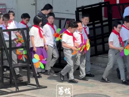 南通开幕式请出最大特产——学生
苏超第三轮南通对战徐州马上开赛。这是南通第一个主场,开幕表演备受期待。荔枝新闻记者在现场看到,南通请出了在南通地区“社会地位”最高,综合能力最强的表演嘉宾——学生。浩浩荡荡的小学生、大学生陆续入场进行彩排。#开局之年看中国 #遇见不一样的江苏
