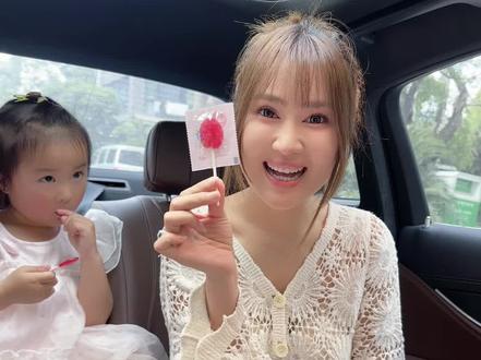 小鹿蓝蓝家的这款零蔗糖果汁棒棒糖,我女儿从一岁以后就开始吃了,口感酸酸甜甜的, 能分别补充,维生素C叶黄素酯益生菌#宝宝能吃的棒棒糖 #小鹿蓝蓝 #宝宝爱吃 #宝妈推荐