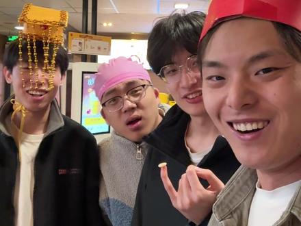 他们几个咋这么能吃啊!#麦当劳麦辣鸡翅
#麦当劳免费麦辣鸡翅 #麦辣鳞片回归