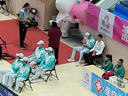 最近刷屏的全运会吉祥物,有人叫它“大湾鸡”,有人叫它“大癫鸡”,“东道主”广东人会说这是它们的“省菜”白切鸡,粉色的那只是豉油鸡。可能有网友会好奇那它到底是什么鸡呢?真正的原型中华白海豚:我话我唔系鸡!#活力大湾鸡和冰墩墩出自同一设计团队# #活力大湾鸡原型不是鸡 # #大湾鸡原型其实中华白海豚 # #激情全运会活力大湾区 # #全民迎全运相约粤港澳 # #2025全运会 # @央视网