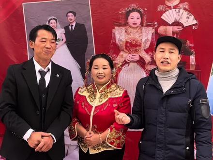 临近年底喜事连连,年年沾了喜气,年年都是一个人。我是命刹孤星还是犯了天条,月老到现在还不曾开眼看看我。今天去参加广西二姐的婚礼#农村酒席习俗 #记录我们的民族风俗 #农村风俗传统 #地方习俗 #结婚习俗