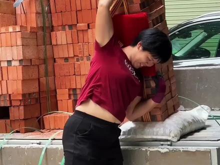 用肩膀扛起一家的幸福,云姐说:我们女人同样能扛起一片天!#劳动节 #妈妈 #人间观察计划