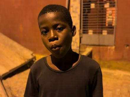 非洲的小朋友晚饭根本没吃,看看有啥吃的,给安排一下。